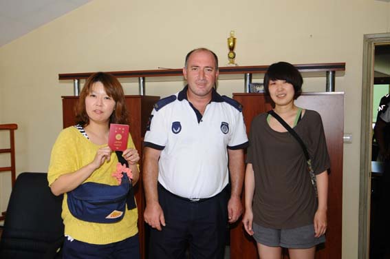Japon Turistin kaybolan pasaportunu Fatih Belediyesi’nin Gönüllü Turizm Elçileri buldu, turizm zabıtası da kendisine teslim etti.
