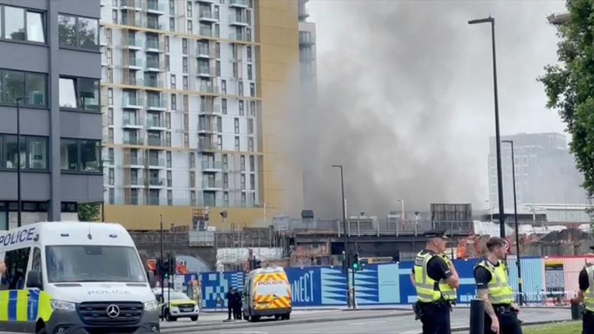 Londra'da tren istasyonunda yangın