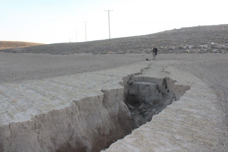 Aksaray da derin  yüzey yarıkları oluştu