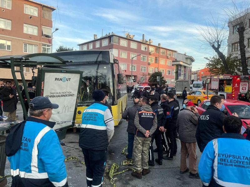 İETT otobüsü durağa daldı!