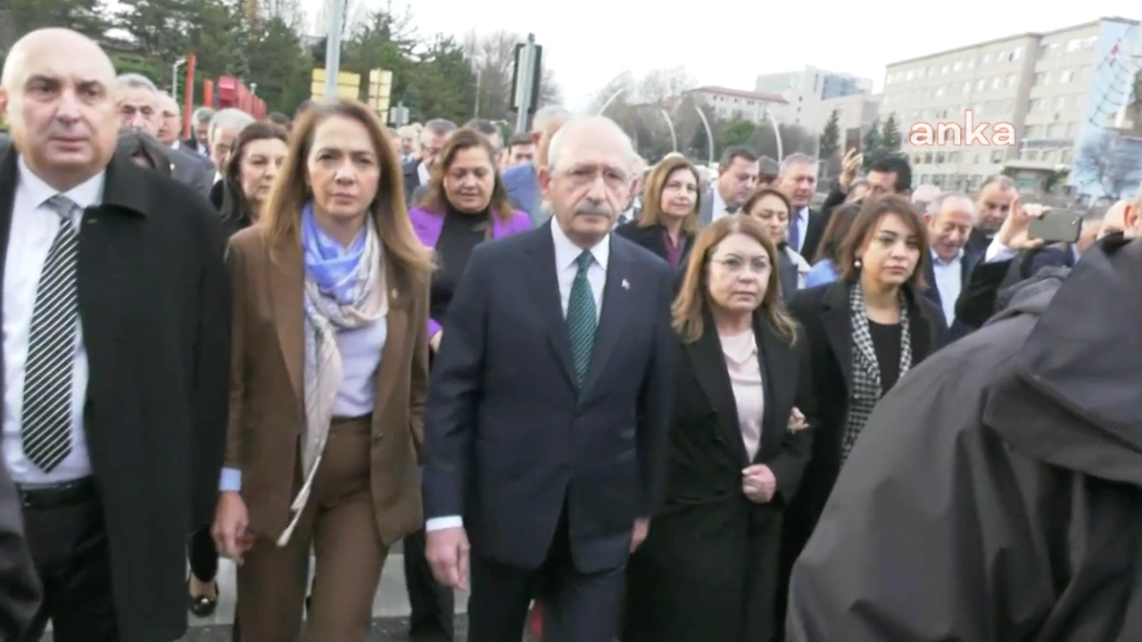 Kılıçdaroğlu, Meclis'ten Adalet Bakanlığı'nın önüne yürüdü.