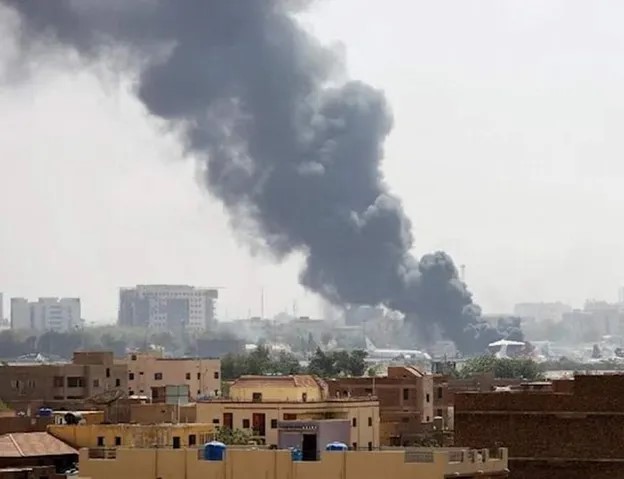 Türkiye'nin tahliye uçağına ateş açıldı