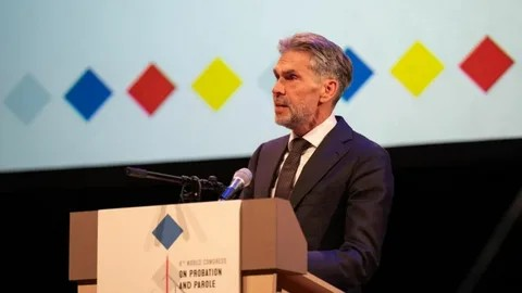 Hollanda Başbakanı istifa etti