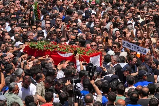 Manisa Ferdi Zeyrek'i uğurladı.