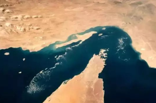 İran Hürmüz Boğazını Deniz Trafiğine Kapattı