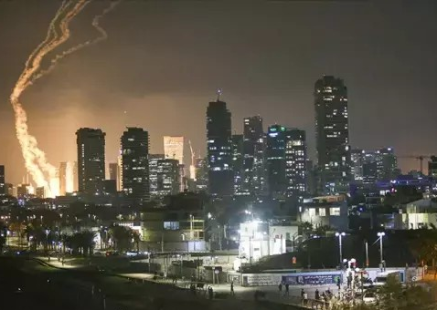 İran İsrail e Beşinci Saldırı Balistik Füzelerle Gerçekleştirdi.