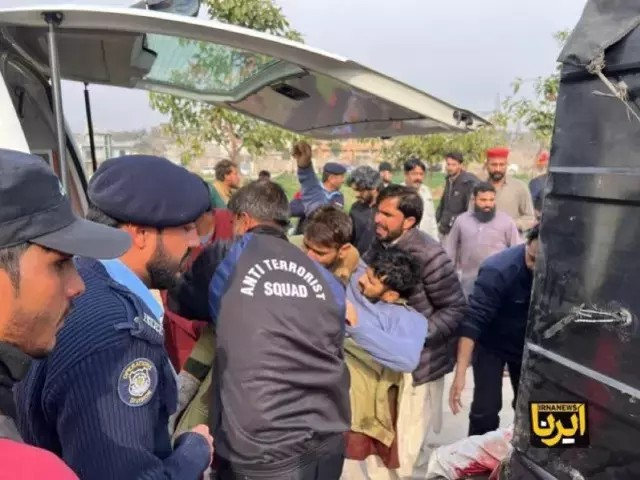  Pakistan'da cuma vakti camiye kanlı saldırı: