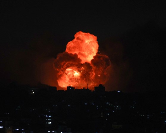 İsrail gece boyu tüm Gazzeyi