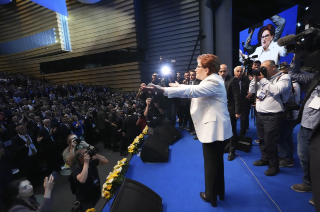 Meral Akşener,  veda etti